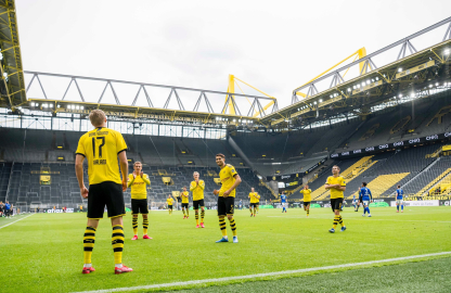 Celebración del 1-0 en el estadio Signal Iduna Park.