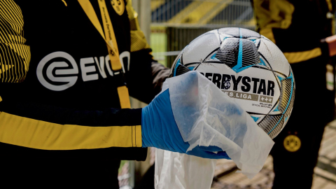 Fotografía de la pelota que se usaría para el inicio del partido, según los protocolos de sanidad.