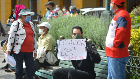 En Cuenca, un hombre sostiene un cartel en una protesta contra la Ley Humanitaria, el 18 de mayo de 2020. 