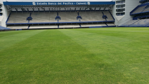 Emelec firmó un convenio con la empresa española Cenec, con la que han hecho adecuaciones como el uso de cepillos para levantar el césped antes de cortarlo.