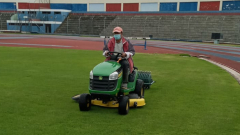 El estadio Olímpico de Riobamba fue uno de los escenarios que más aprovechó la paralización. Descompactó el césped con lo que tuvo mejor rebrote, además de cambiar el sistema de riego y limpiar los desagües del campo de juego. 