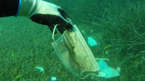 Guantes y mascarillas encontrados en el Mar Mediterráneo por el Colectivo Opération Mer Propre.