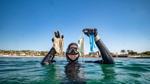 Guantes y mascarillas encontrados en el Mar Mediterráneo por el Colectivo Opération Mer Propre.