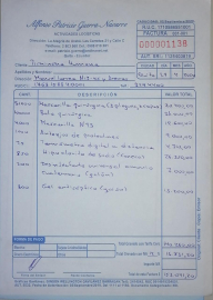 Factura de la compra de accesorios e insumos médicos.