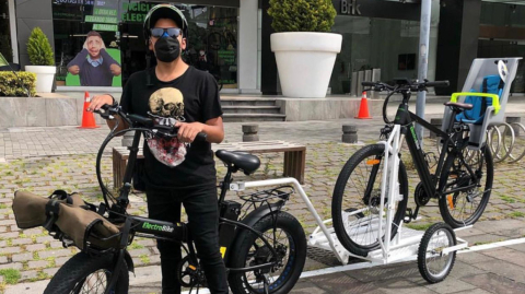 Una persona en una bicicleta eléctrica en Quito, en junio de 2020.