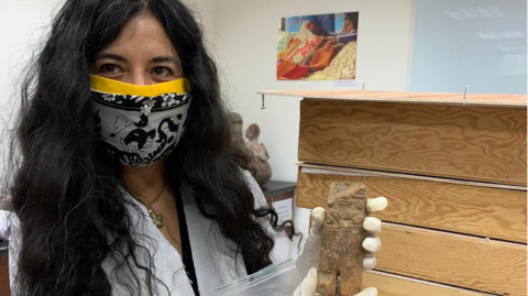 Una persona del laboratorio de arqueología de la USFQ muestra una de las piezas, en junio de 2020.