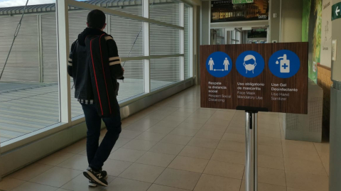 Señalética sobre las medidas de bioseguridad en el aeropuerto de Quito, el 15 de junio de 2020. 