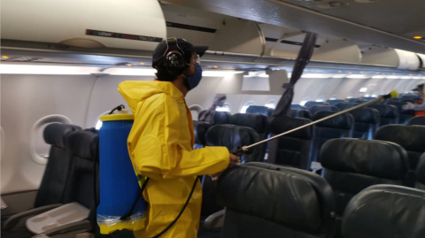 Una persona desinfectando los asientos de un avión en el aeropuerto de Guayaquil, el 15 de junio de 2020. 