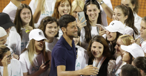 Djokovic, junto al staff que ayudó en la organización del torneo.