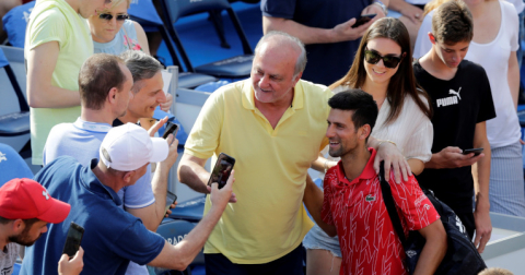 Djokovic sacándose fotos con sus fans durante el Adria Tour.