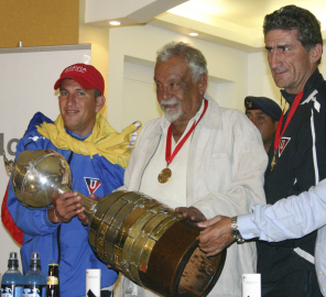 Patricio Urrutia, Rodrigo Paz y Edgardo Bauza con la Copa Libertadores en su arribo a Quito.