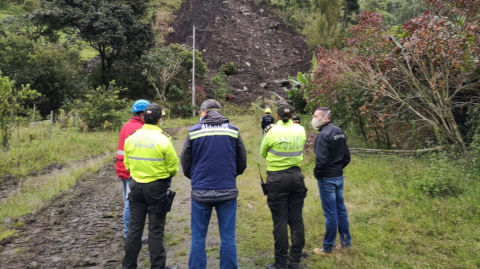 Personal de la Policía y del Cuerpo de Bomberos de Baños de Agua Santa realizan una evaluación sobre lo sucedido en el sector Agoyán, la mañana de este 6 de julio de 2020.