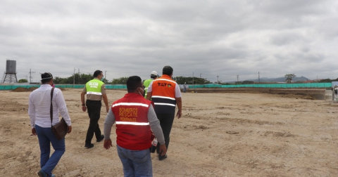 Cuatro años después del anuncio, solo hay tierra y maquinaria pesada en el lugar donde se construye el hospital de Pedernales. 