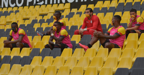 Suplentes de Barcelona durante el compromiso.