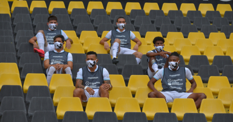 La banca de suplentes del Guayaquil City desde el graderío del estadio.