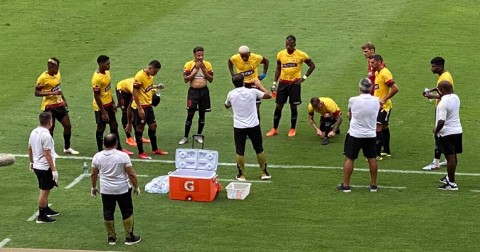 Minuto de hidratación para Barcelona, los jugadores y el cuerpo técnico dialogan.