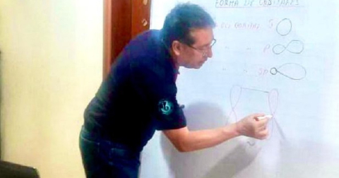 Marco Castillo es profesor de Química en un plantel público de El Oro. 