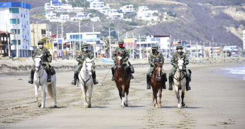 Militares a caballo patrullan el balneario de Crucita, Portoviejo, este 26 de julio. 