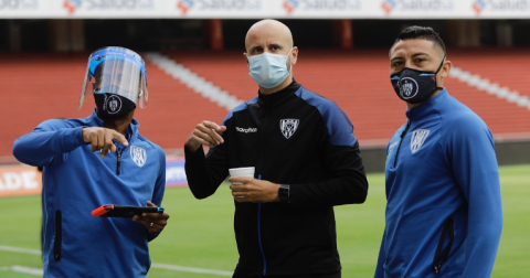 Miguel Ángel Ramírez junto a sus dirigidos en el estadio de Liga antes del encuentro simulacro.