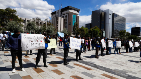 Proveedores en los exteriores del Ministerio de Finanzas, en la Plataforma Financiera, en Quito, el 7 de agosto de 2020. 