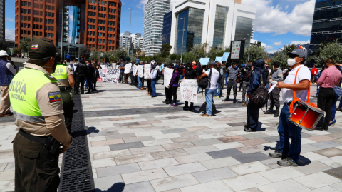 El 7 de agosto de 2020, miembros de la Policía resguardaron la Plataforma Financiera, en Quito, durante el plantón de un grupo de proveedores del Estado. 