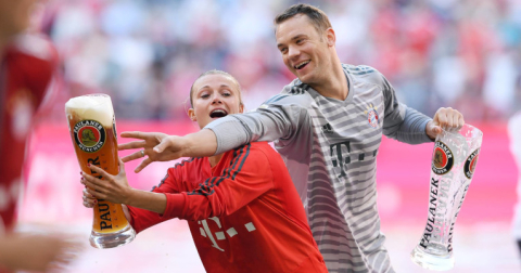 Krüger junto a Manuel Neuer festejando el título de la Bundesliga, el 11 de mayo de 2018.