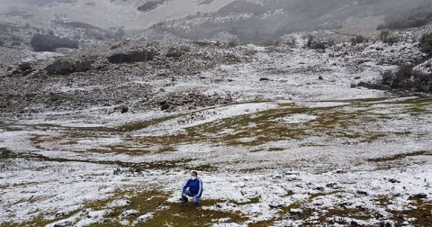 Parque Nacional Cajas cubierto de nieve, este 21 de agosto de 2020.