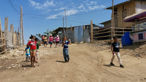 Cañaveral es una cooperativa conformada con lomas de tierra amarilla sin servicios básicos.