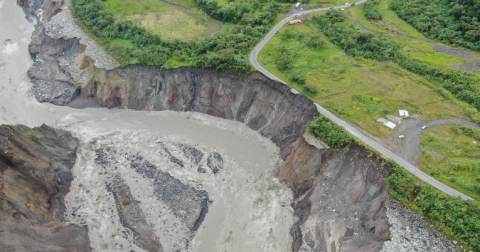 Socavamiento producido por la erosión del río Coca.