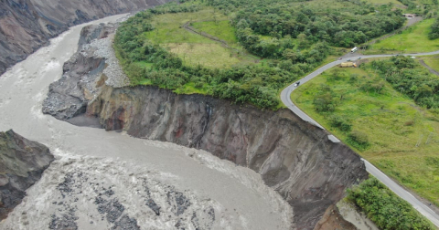 Socavamiento producido por la erosión del río Coca.