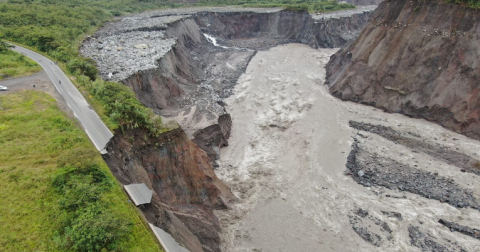 Socavamiento producido por la erosión del río Coca.