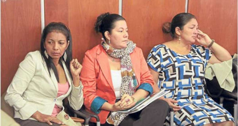 Dolores Briones (i), Dolores Vélez y Dolores Guerra. Sus esposos fueron asesinados en el operativo a la farmacia Fybeca de Guayaquil en noviembre de 2003. El caso ya tiene sentencia, pero el Estado aún no las indemniza.