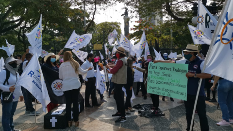 Miembros de la Red de Maestros protestaron con banderas, carteles y un ataúd de cartón, el 26 de agosto de 2020.