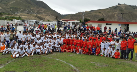 Una parte de los futbolistas de Piquiucho después de un entrenamiento en la escuela. 