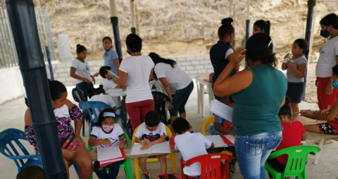 Tres veces a la semana los niños reciben clases de refuerzo en una escuela improvisada en Ciudad de Dios, al norte de Guayaquil. Foto tomada el 11 de septiembre de 2020.