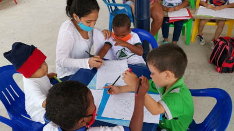 Una de las voluntarias con los estudiantes en las sesiones de refuerzo en la improvisada  escuela de Ciudad de Dios el pasado 11 de septiembre de 2020.