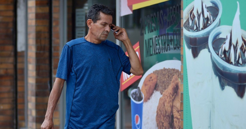 Un ciudadano camina por una calle del norte de Guayaquil, el 15 de septiembre de 2020.