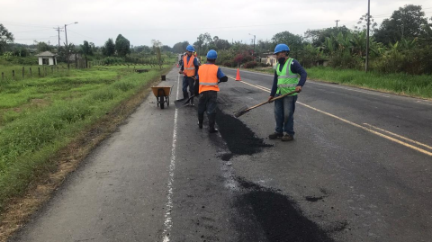 Los trabajos de bacheo son los primeros en realizarse en la vía Santo Domingo - Buena Fe.