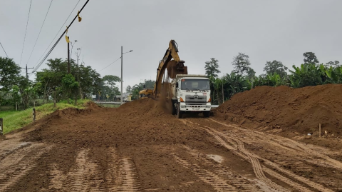 Maquinaria trabaja en la ampliación a cuatro carriles de la vía que forma parte del eje Quito - Guayaquil.