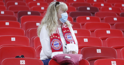 Una mujer con mascarilla viendo el partido en el Puskas Arena, en Budapest, Hungría.