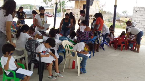 Los profesores y guías que están en la escuela son voluntarios. La comunidad quiere que en el futuro el espacio funcione como guardería.