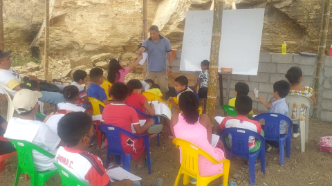 Además de los refuerzos, también se ofrecen clases de inglés a los niños de Ciudad de Dios.