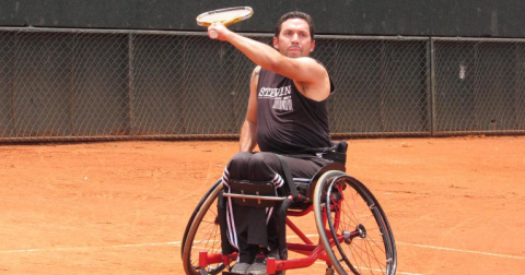 Rubén Frías practicando tenis en Quito, deporte que jugó cuatro años como profesional.