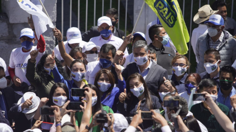 Ximena Peña y Patricio Barriga, en su llegada al CNE para inscribir el binomio de Alianza PAIS, el 6 de octubre de 2020.