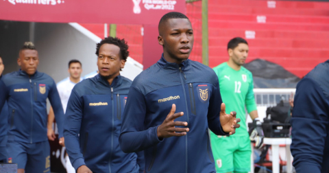 Moisés Caicedo, saliendo a la cancha antes de empezar el partido con Ecuador ante Uruguay, el 13 de octubre de 2020.