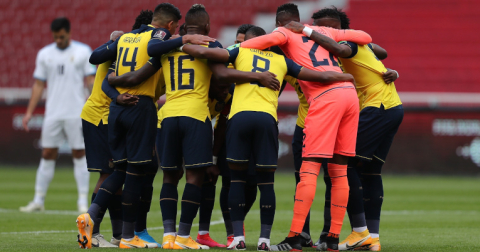 Los futbolistas de Ecuador hablan minutos previos al inicio del partido ante Uruguay.