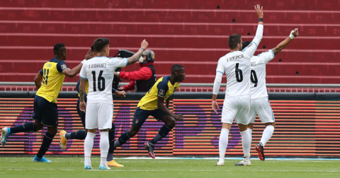 Moisés Caicedo festeja su tanto en la goleada 4-2 ante Uruguay, el pasado 13 de octubre de 2020.