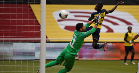 Moisés Caicedo anota un gol ante el arquero Martín Campaña de Uruguay. 