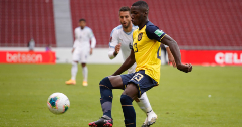 Caicedo controla la pelota ante la presión del uruguayo Rodrigo Bentancur.