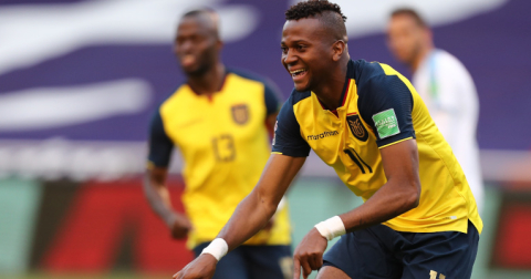 Michael Estrada celebra su segundo gol hoy frente a Uruguay.